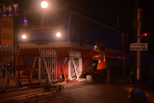 Guardianes de las barreras ferroviarias, quienes contribuyen a proteger la seguridad vial - ảnh 2