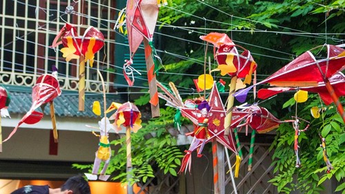 Niños hanoyenses aprenden a hacer juguetes tradicionales del Tet Trung Thu - ảnh 1