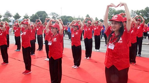 Honran a los jóvenes vietnamitas destacados en las actividades caritativas - ảnh 1