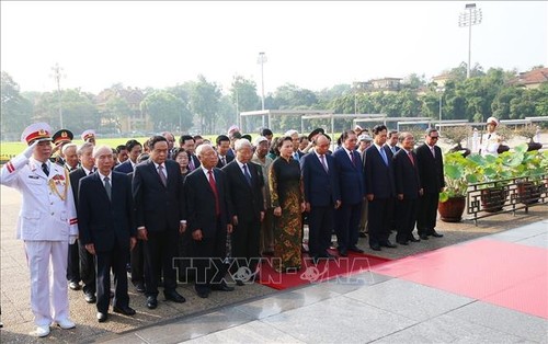 Conmemoran 129 aniversario del nacimiento del presidente Ho Chi Minh en Vietnam y resto del mundo - ảnh 1