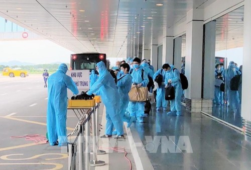 Vietnam suspende los vuelos desde países y territorios con la nueva cepa del virus SARS-CoV-2 - ảnh 1