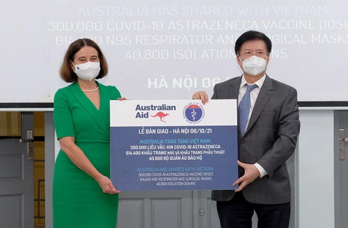 Vietnam recibe otras 300 mil dosis de la vacuna anticovid-19 y equipos médicos de Australia - ảnh 1