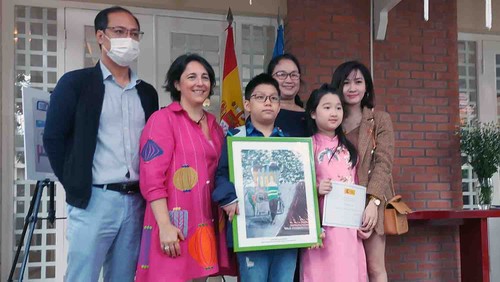 Entrega de premios de dos concursos para la promoción del idioma español en Vietnam - ảnh 1