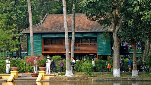 Visita al Mausoleo Ho Chi Minh en una mañana de mayo - ảnh 2