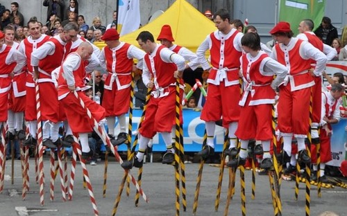 Stilt Walking of Belgium: fights on stilts - ảnh 1