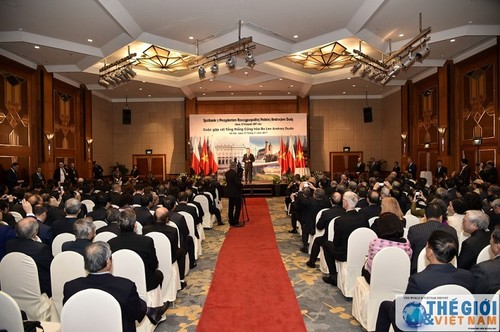  Le président polonais rencontre d’anciens étudiants vietnamiens en Pologne - ảnh 1