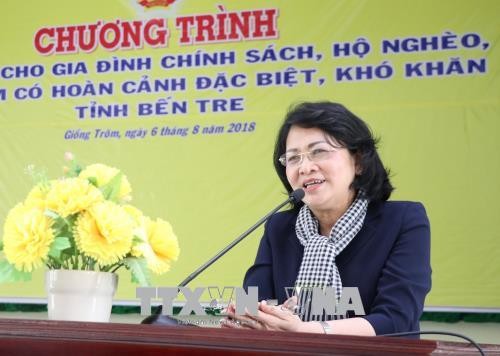 Dang Thi Ngoc Thinh remet des cadeaux aux enfants démunis de Bên Tre - ảnh 1