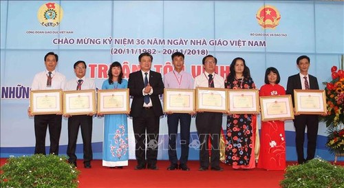 Célébrations de la journée des enseignants vietnamiens - ảnh 1