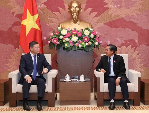 Une délégation du parti Nur Otan (Kazakhstan) au Vietnam - ảnh 1