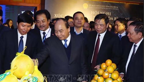 Nguyên Xuân Phuc à la conférence de promotion de l’investissement de Hoà Binh - ảnh 2