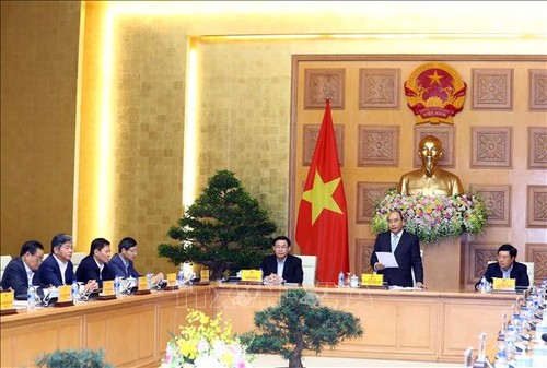 Nguyên Xuân Phuc travaille avec son groupe de consultation économique - ảnh 1