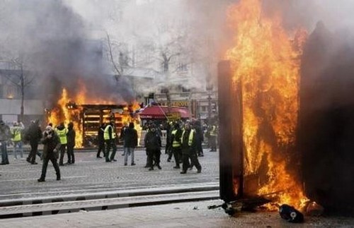 Violences à Paris : le gouvernement admet des dysfonctionnements - ảnh 1