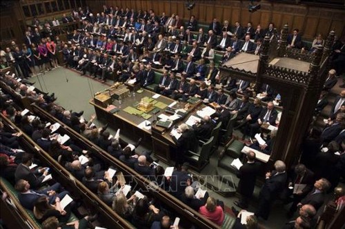 Brexit: le Parlement britannique vote une loi pour éviter le “no deal”  - ảnh 1