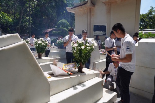 Camps d’été 2019 : Les jeunes vietkieu se rendent au carrefour de Dông Lôc - ảnh 2