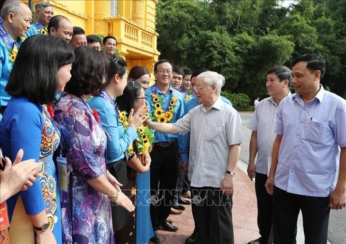 Nguyên Phu Trong rencontre 100 syndicalistes exemplaires - ảnh 1