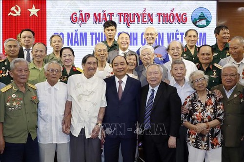 Nguyên Xuân Phuc rencontre d’anciens enfants de troupe - ảnh 1