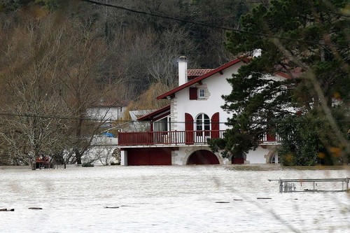 Vents violents et inondations : la France balayée par les intempéries - ảnh 1