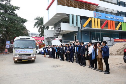 Têt : Des bus pour transporter des étudiants chez eux - ảnh 1