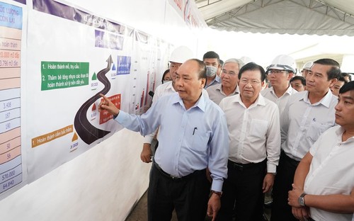 Nguyên Xuân Phuc se rend sur le chantier de l’autoroute Trung Luong-My Thuân - ảnh 1