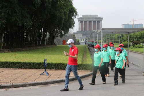 Les Vietnamiens rendent hommage au Président Hô Chi Minh - ảnh 1