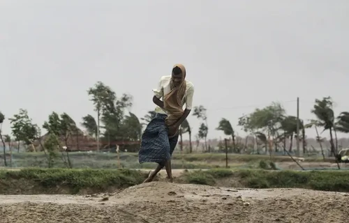 Vents à 190 km/h et pluies torrentielles… Le cyclone Amphan déferle sur l’Inde et le Bangladesh - ảnh 1