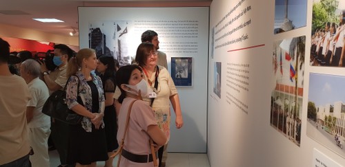   Fête nationale: Exposition sur le drapeau, l’hymne et l’emblème national - ảnh 1