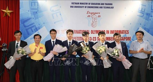 Quatre élèves vietnamiens primés aux Olympiades internationales d'informatique  - ảnh 1