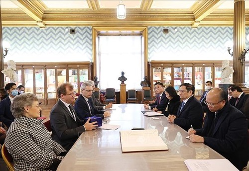 Pham Minh Chinh visite l’Institut Pasteur de Paris - ảnh 1