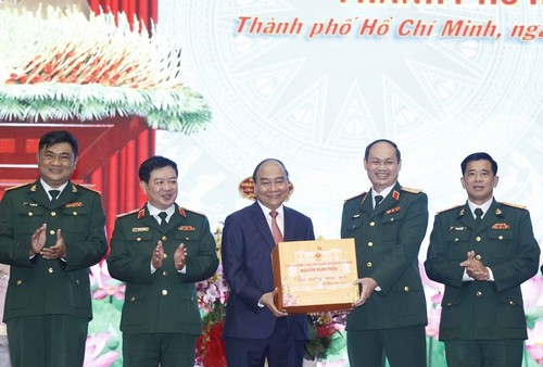 Nguyên Xuân Phuc inspecte les mesures de sécurité pour le Têt à Hô Chi Minh-ville - ảnh 1