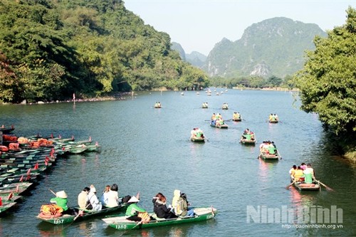 Les sites touristiques bondés à l’occasion du Têt traditionnel - ảnh 1