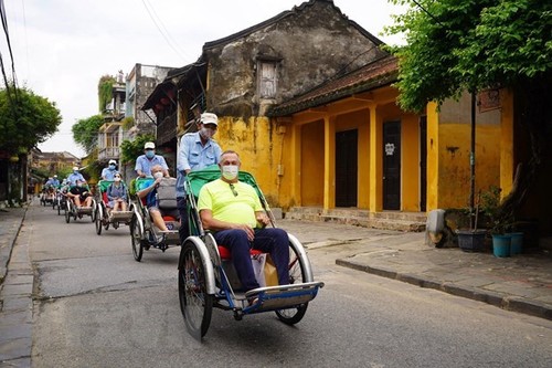 Forte hausse du nombre des touristes étrangers au Vietnam en février - ảnh 1