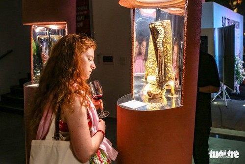 Exposition «Les chaussures en céramique de Bat Tràng et une promenade avec la culture italienne»  - ảnh 1