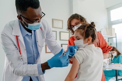 Covid-19: Les États-Unis deviennent le premier pays à vacciner les bébés dès six mois - ảnh 1