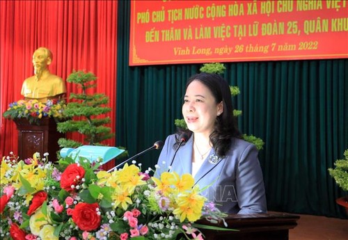 Vo Thi Anh Xuân rend visite au commandement de la brigade 25, dans la 9e zone militaire - ảnh 1