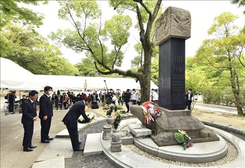 À Hiroshima, le chef de l'ONU dit que l'humanité “joue avec un pistolet chargé“ - ảnh 1