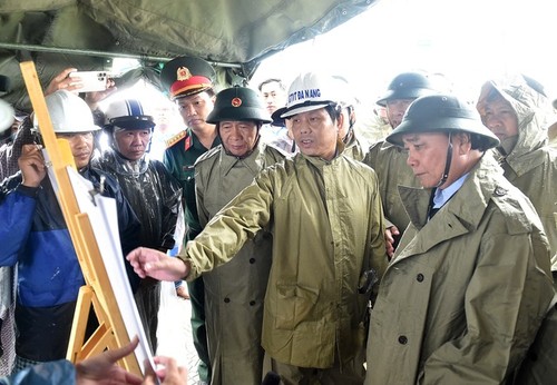 Nguyên Xuân Phuc et Lê Van Thành au chevet des sinistrés du typhon Sonca - ảnh 1