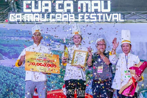 Record établi pour 69 recettes au crabe de Ca Mau - ảnh 1