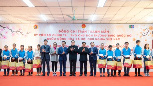 Trân Thanh Mân offre des cadeaux de Têt à Bac Giang - ảnh 1