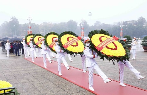 Les dirigeants vietnamiens rendent hommage au Président Hô Chi Minh à l’occasion du 93e anniversaire du Parti - ảnh 1