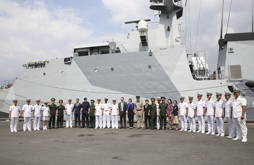 Le HMS Spey de la Royal Navy débarque à Hô Chi Minh-ville - ảnh 1