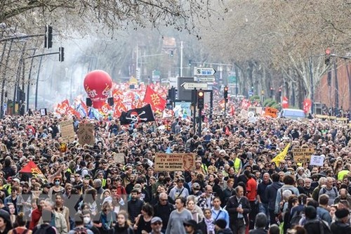 France: les négociations échouent, les grèves et manifestations s’allongent - ảnh 1