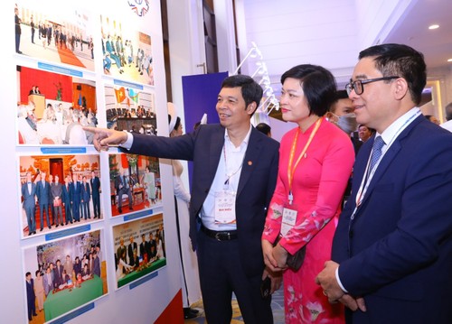 Exposition de photos sur les relations Vietnam-France - ảnh 1