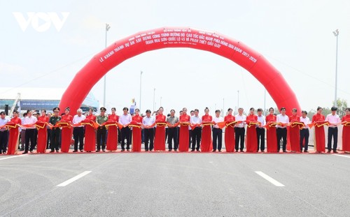 Pham Minh Chinh met en service la partie Est de l’autoroute Nord-Sud - ảnh 1