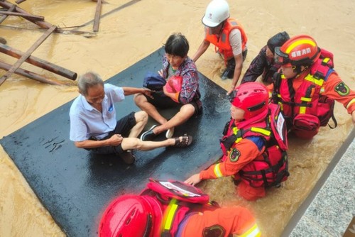 Le typhon Doksuri déverse des pluies torrentielles sur le nord de la Chine - ảnh 1