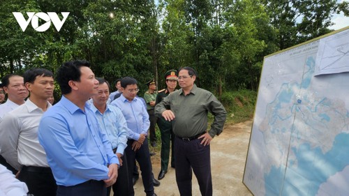 Pham Minh Chinh examine certains projets mis en place à Kon Tum - ảnh 1