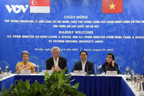 Les Premiers ministres vietnamien et singapourien visitent l’Université nationale de Hanoï - ảnh 1