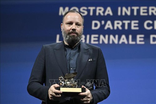 Mostra de Venise: “Pauvres créatures” de Yorgos Lanthimos remporte le Lion d'or - ảnh 1