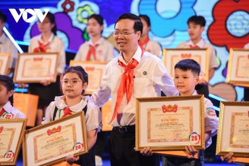 Fête de la mi-automne: Vo Van Thuong assiste aux célébrations à Binh Phuoc - ảnh 1