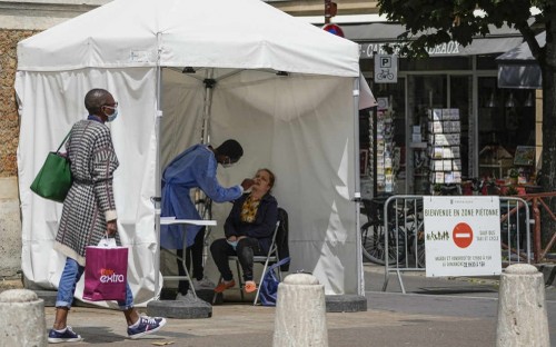 Covid-19: hausse des cas en France à l’approche de l’hiver et des fêtes - ảnh 1