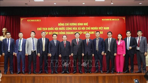 Vuong Dinh Huê échange avec la communauté vietnamienne au Laos - ảnh 2